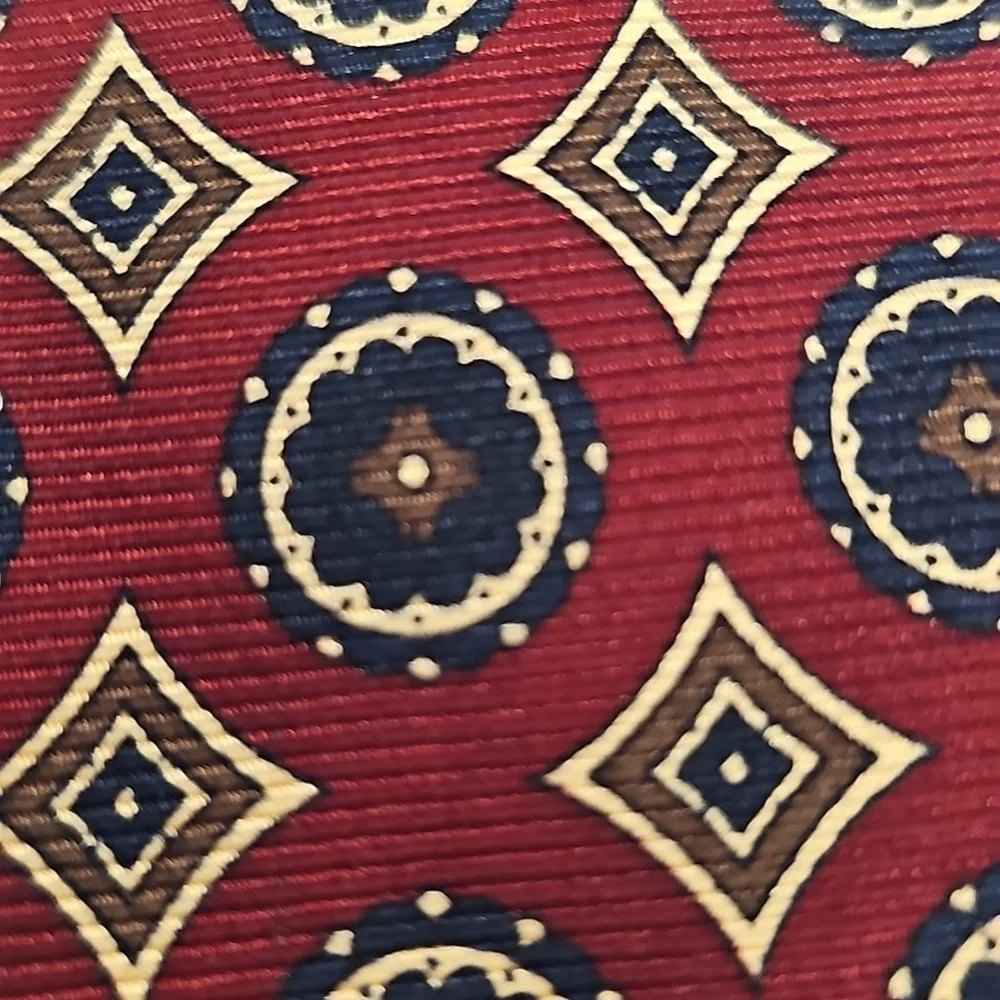 Elegant Red and Gold Patterned Men's Tie. Mark Pendleton. 100% Silk.‎
